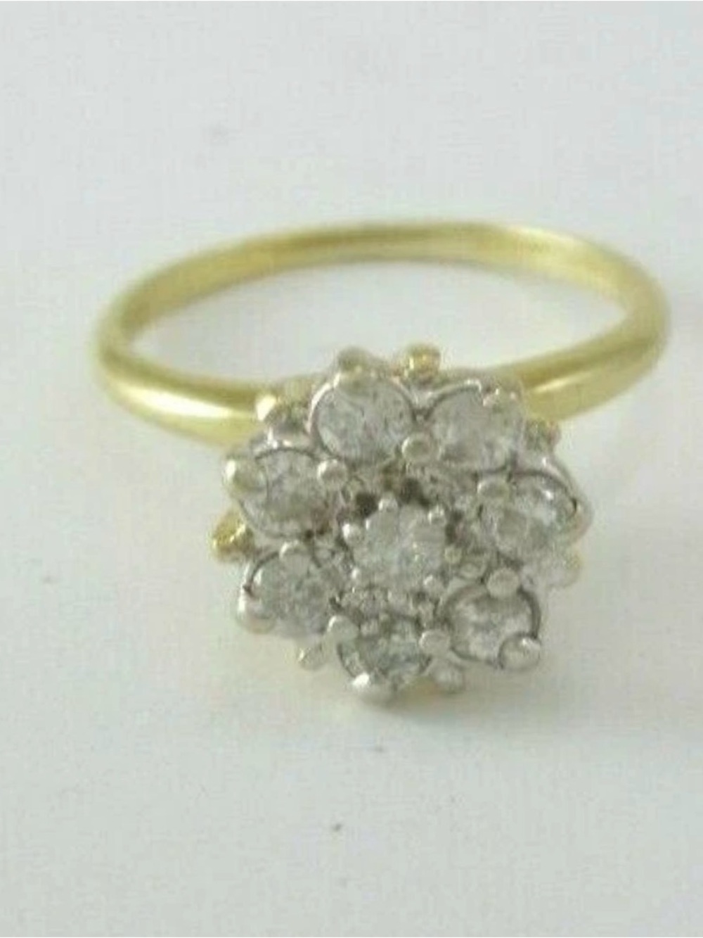 Beautiful 14kt gold raised gold star .2ct.   3.2g
